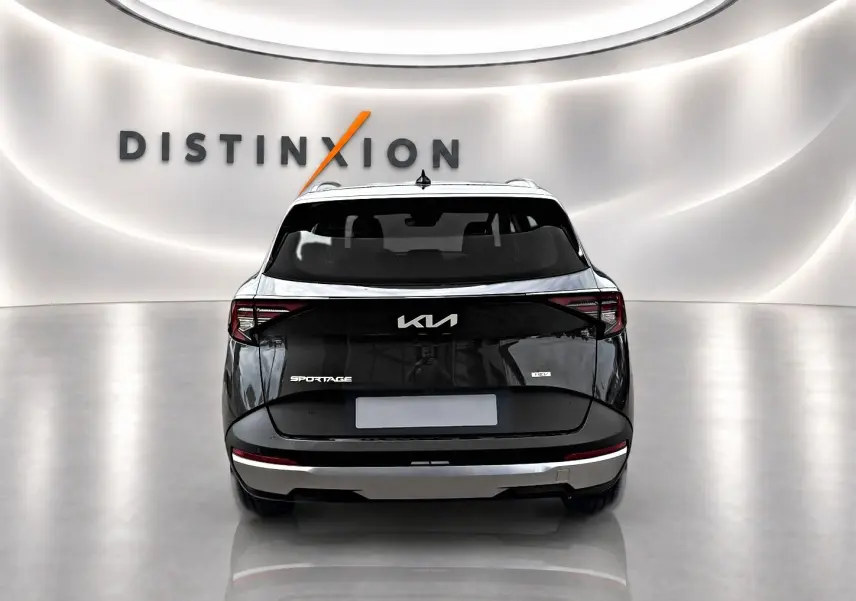 Vue arrière d’un KIA SPORTAGE gris eclipse 2026 avec feux arrière LED et logo distinctif dans un showroom lumineux.