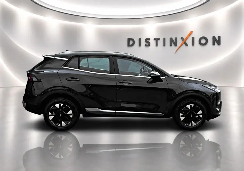 Profil droit du KIA SPORTAGE 1.6 hybride 239 gris eclipse, avec jantes alu noires et toit noir brillant.