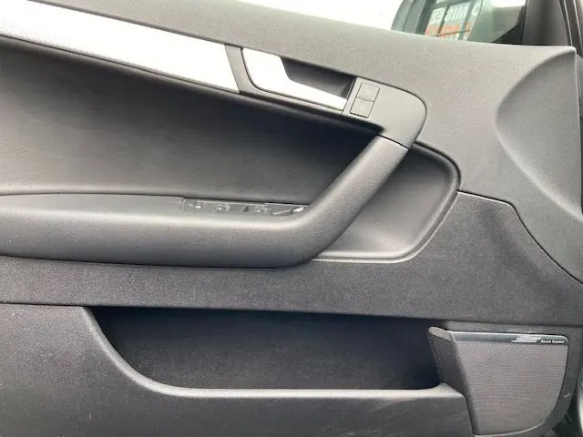 Détail de la porte côté gauche de l'Audi RS3 Sportback gris Daytona avec haut-parleur Bose intégré.