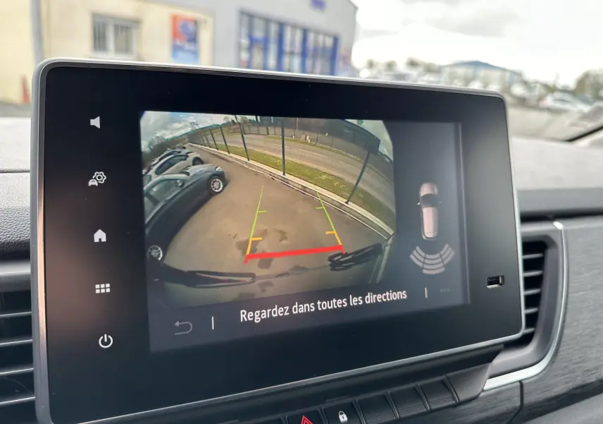 Écran de caméra de recul du Renault Trafic Combi gris comète, vue intérieure du tableau de bord.