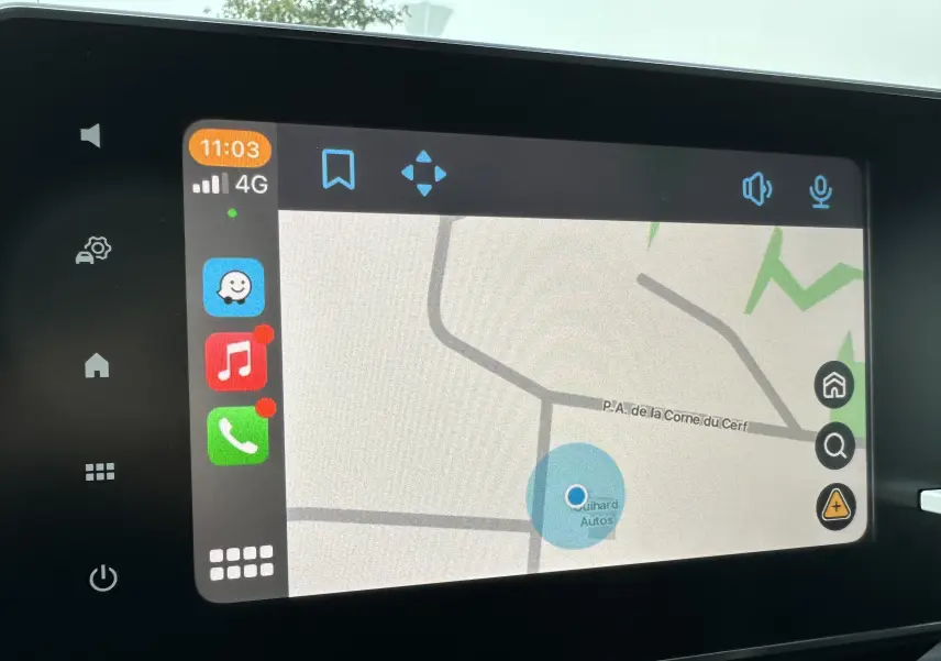 Écran tactile du système de navigation du Renault Trafic Combi 2023 affichant une carte et des icônes d'applications.