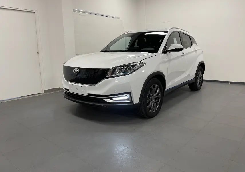 Vue 3/4 avant d'un SUV électrique SERES 3 Luxury blanc, avec calandre noire lisse et jantes foncées dans un intérieur neutre.