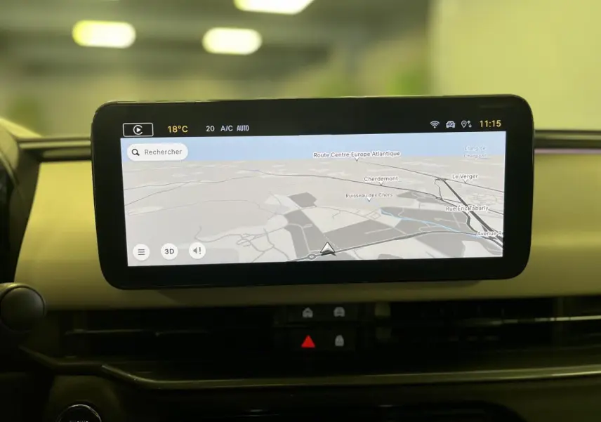 Écran tactile central affichant la navigation dans l’habitacle ivoire d’une Fiat 600 1.2 Hybrid 2024