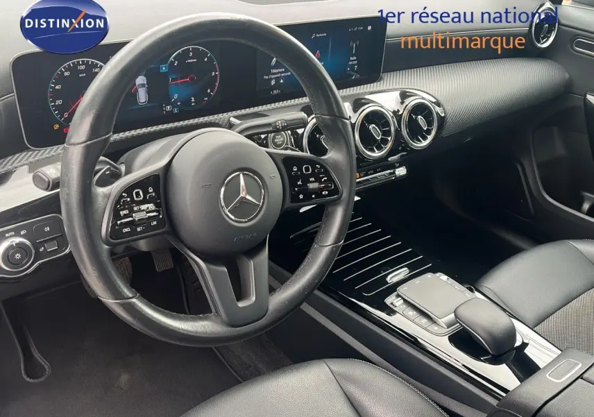 Intérieur noir de la Mercedes Classe CLA Shooting Brake 180 2020, vue sur le volant et la console centrale moderne.
