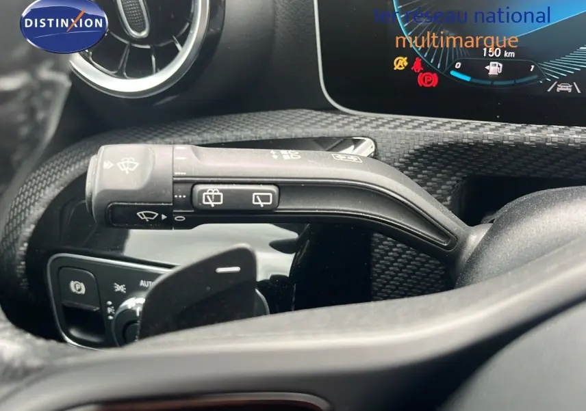 Détail de la commande d’essuie-glace côté gauche sur le tableau de bord noir d’une Mercedes CLA Shooting Brake 180 diesel.