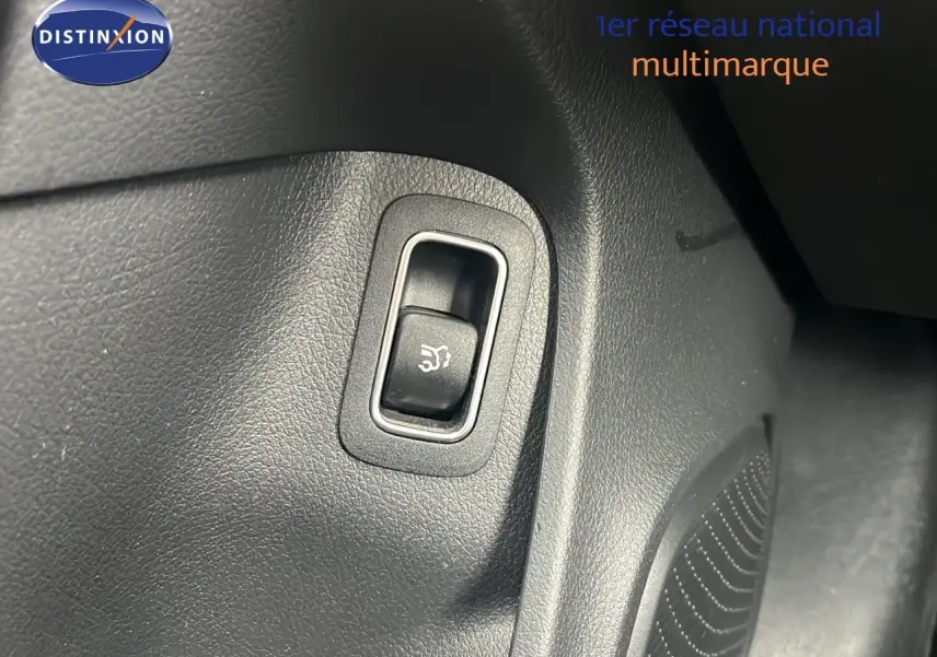 Gros plan sur le bouton d'ouverture électrique du hayon dans l'habitacle d'une Mercedes CLA Shooting Brake argent iridium.