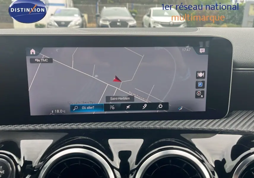 Écran de navigation intérieur d'une Mercedes CLA Shooting Brake 180 argent, avec détails de la console centrale.