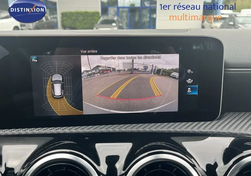 Écran intérieur montrant la caméra de recul et les capteurs de stationnement d'une Mercedes CLA Shooting Brake argent iridium.