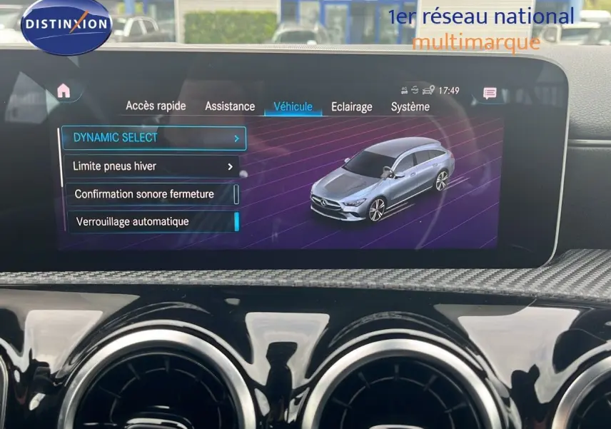 Affichage du tableau de bord d'une Mercedes Classe CLA Shooting Brake 180 argent iridium, vue du poste de conduite