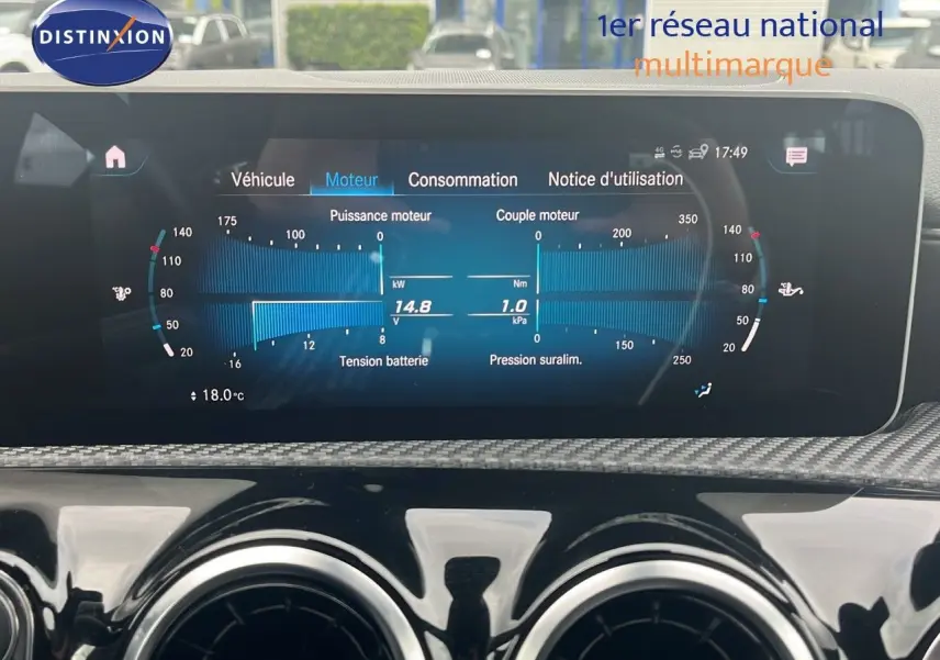 Tableau de bord numérique de la Mercedes CLA Shooting Brake 180 diesel, affichant les données moteur à 17h49.