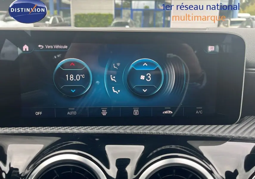 Vue rapprochée de l'écran tactile et des aérateurs ronds du tableau de bord d'une Mercedes CLA Shooting Brake argent iridium.