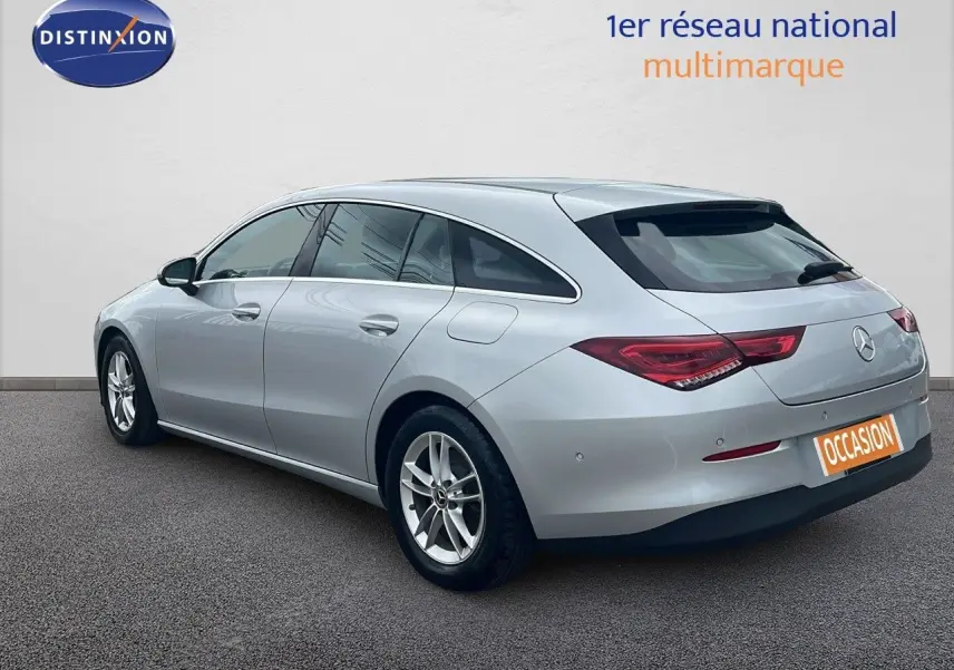 Mercedes Classe CLA Shooting Brake argent iridium métal vue 3/4 arrière droit sur fond neutre.