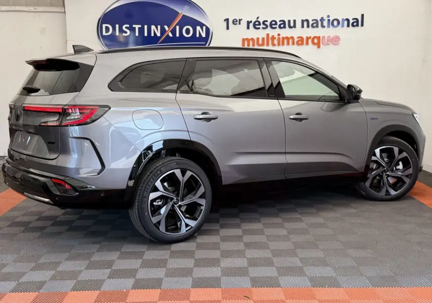 Profil droit d'un Renault Espace gris foncé esprit Alpine 7 places avec jantes noires et feux arrière LED allumés
