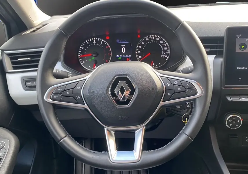 Volant Renault Clio V TCE 90 Evolution vu de face avec tableau de bord numérique et commandes intégrées.