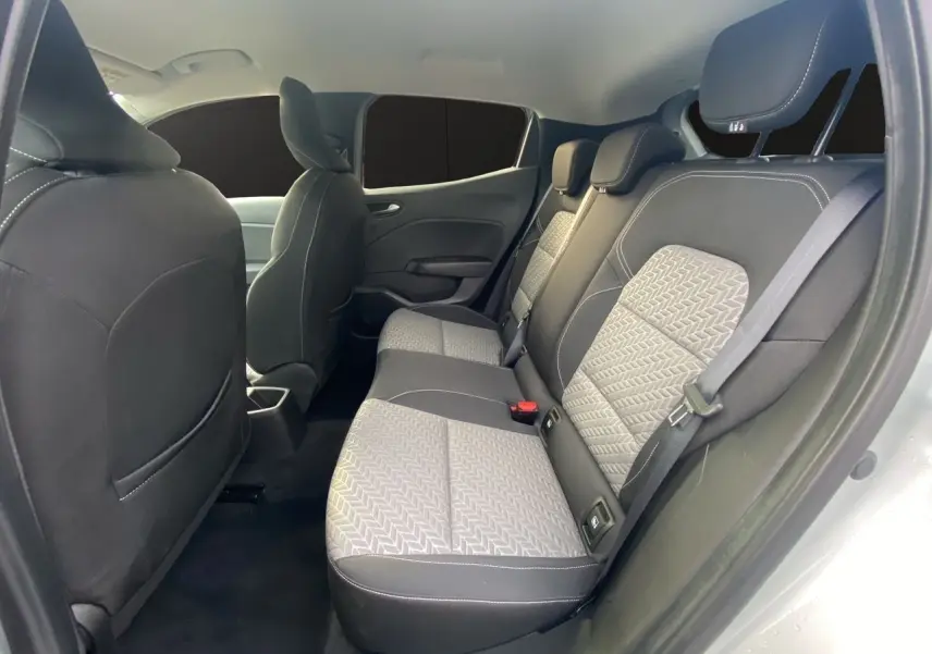 Vue intérieure côté droit des sièges arrière gris clair et noir de la Renault Clio V TCE 90 Evolution 2023.