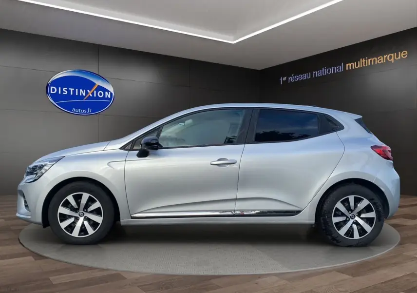 Profil côté gauche de la Renault Clio V gris Highland avec vitres arrière surteintées et jantes distinctives.