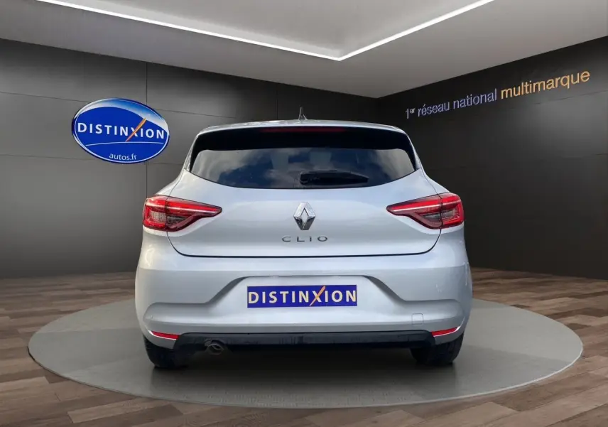 Vue arrière de la Renault Clio V gris Highland avec vitres arrière surteintées et feux LED signature en C