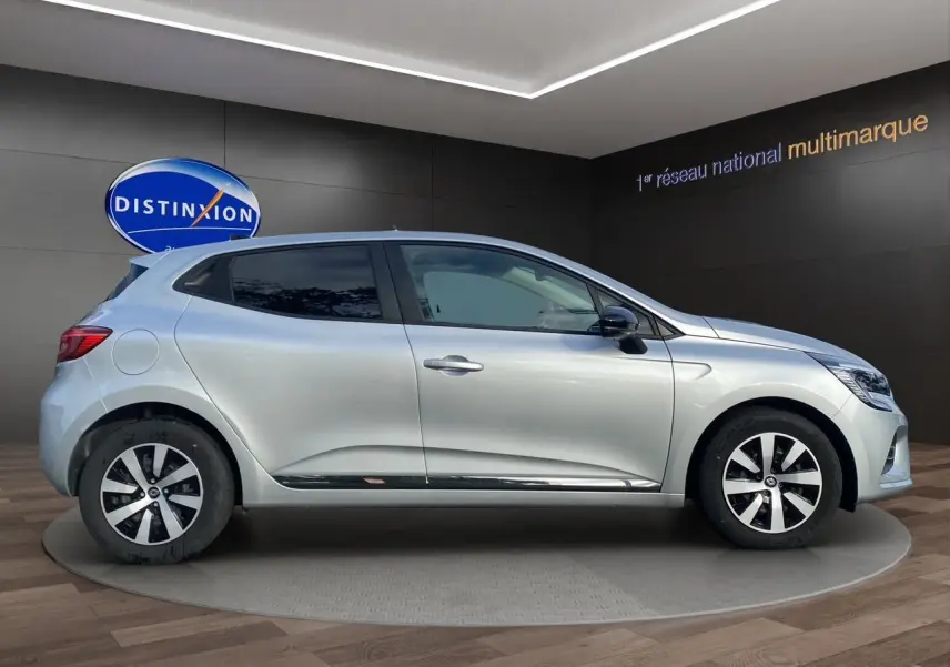 Profil côté gauche de la Renault Clio V gris Highland 2023, vitres arrière surteintées et jantes distinctives.