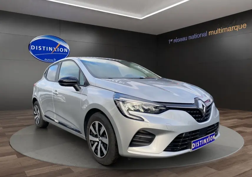 Renault Clio V TCE 90 Evolution gris Highland vue 3/4 avant avec projecteurs Full LED et vitres arrière surteintées