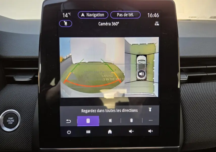 Écran tactile intérieur de Renault Clio hybride 2025 montrant la caméra 360° avec vue aérienne du véhicule gris Rafale.