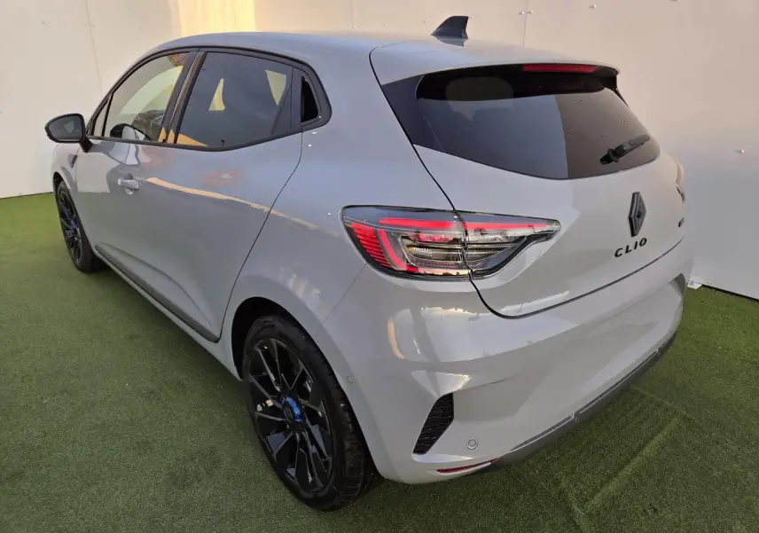 Vue 3/4 arrière droite d'une Renault Clio 2025 gris Rafale avec jantes noires et feux arrière LED en C.