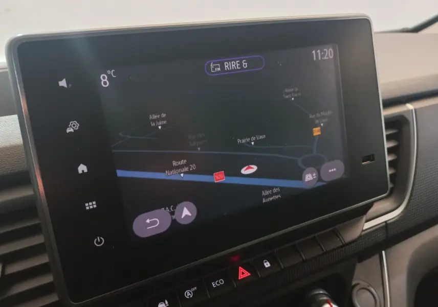 Écran tactile central du tableau de bord du Renault Trafic Fourgon blanc, affichant la navigation GPS.