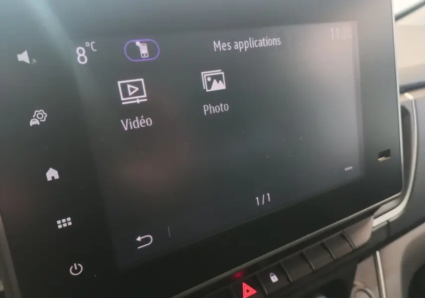 Écran tactile central du tableau de bord du Renault Trafic Fourgon blanc, affichant les applications vidéo et photo.