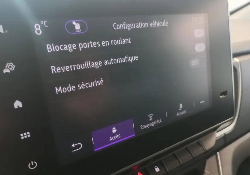 Écran tactile central du tableau de bord du Renault Trafic Fourgon blanc, affichant les options de configuration véhicule.