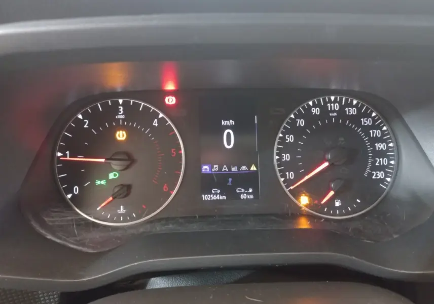 Vue rapprochée du tableau de bord numérique du Renault Trafic Fourgon blanc, affichant vitesse et compte-tours.