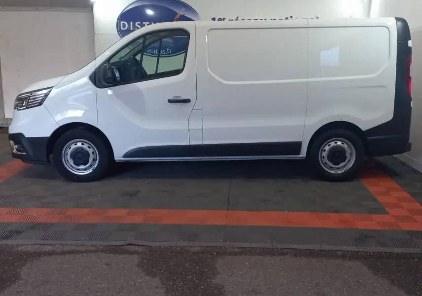 Profil droit du Renault Trafic Fourgon blanc 2022, avec porte latérale coulissante et jantes acier noires.