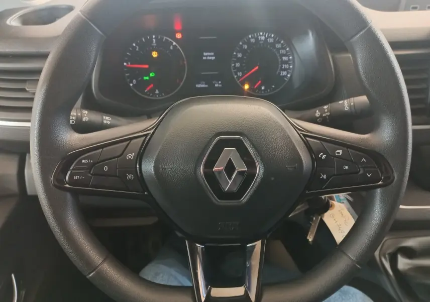 Vue rapprochée du volant noir multifonctions de Renault Trafic Fourgon 2022 avec tableau de bord et compteurs visibles.