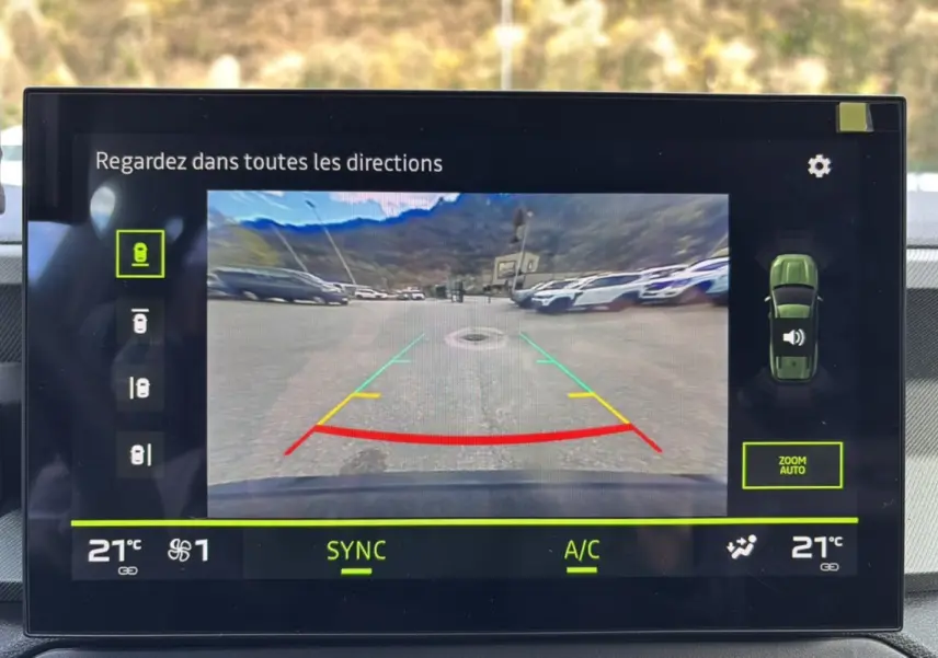 Écran de caméra multiview du Dacia Bigster Hybrid 155 Journey Plus montrant la vue arrière en stationnement.