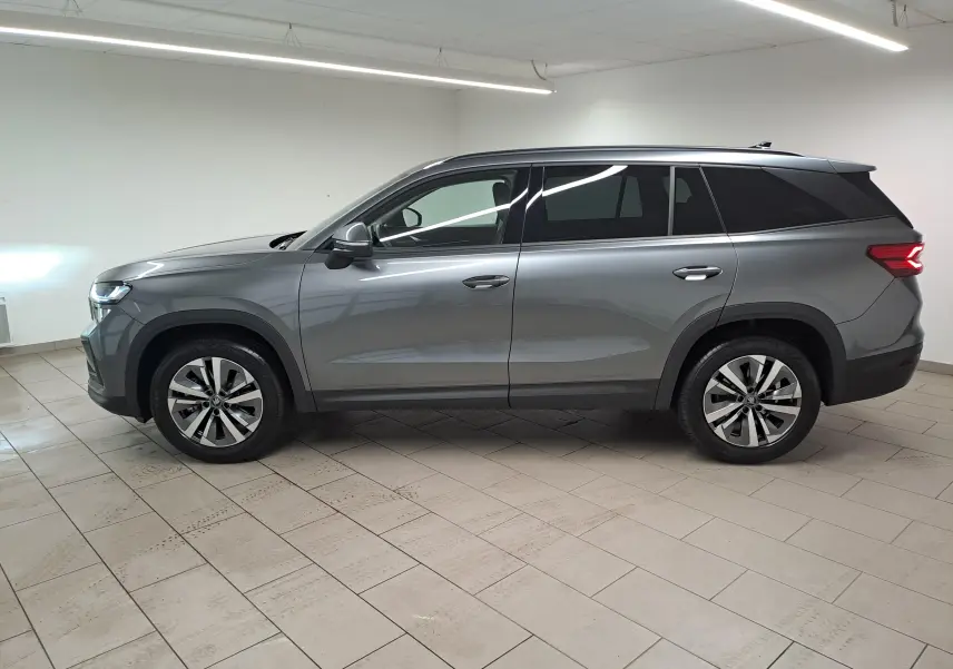 Vue de profil côté gauche du Skoda Kodiaq 2025 gris graphite avec jantes alliage 18'' Soira anthracite et vitres surteintées.