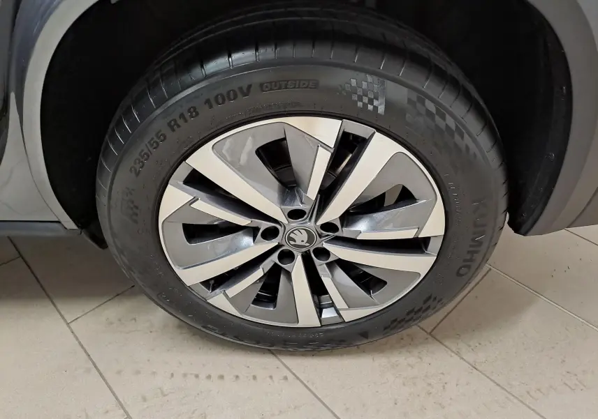 Gros plan sur la jante alliage 18'' Soira anthracite du Skoda Kodiaq gris graphite, avec pneu 235/55 R18 visible.