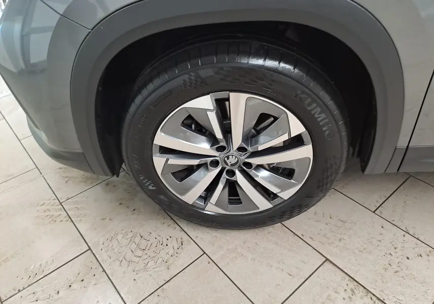 Gros plan sur la jante alliage 18'' Soira anthracite du côté avant droit du Skoda Kodiaq gris graphite 2025.