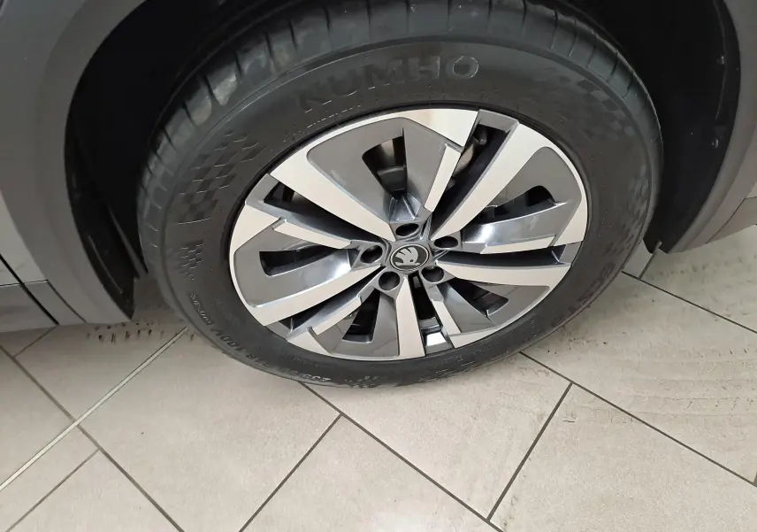 Gros plan sur la jante alliage 18'' Soira anthracite du Skoda Kodiaq Gris Graphite, pneu Kumho visible.