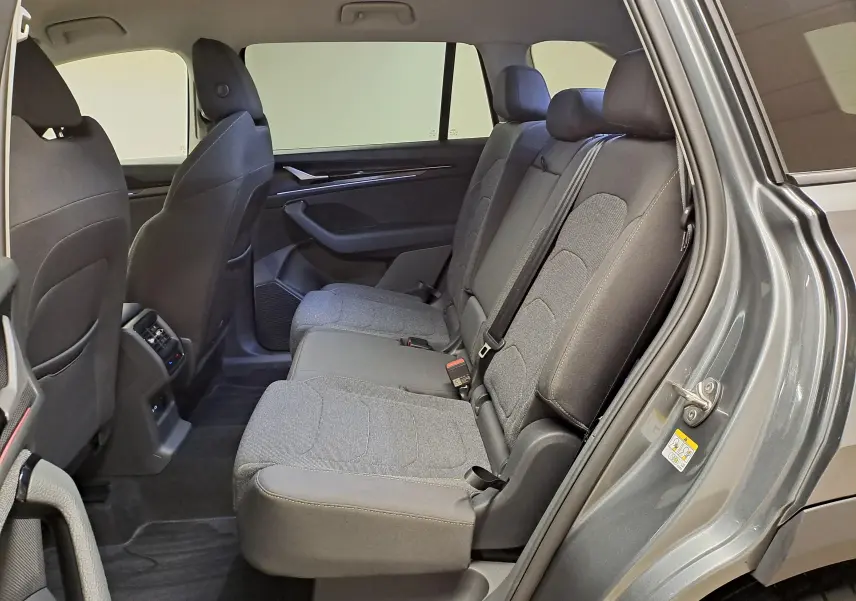 Vue intérieure côté droit des sièges arrière en tissu gris du Skoda Kodiaq 2025 Gris Graphite avec vitres surteintées.