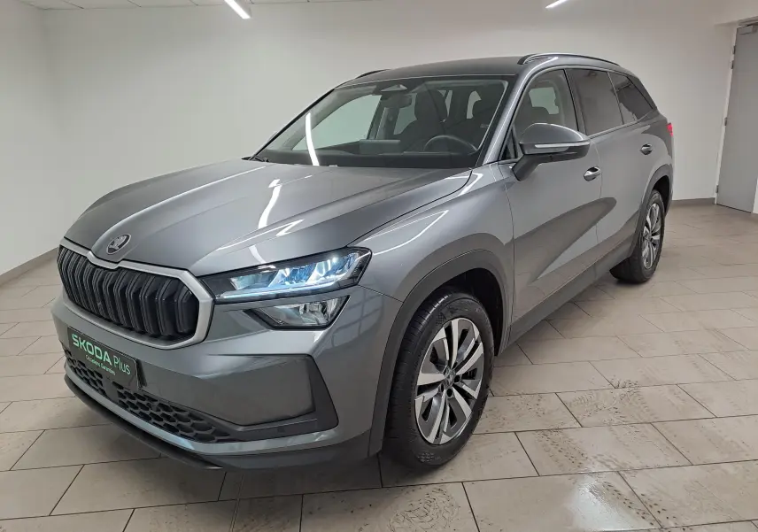 Vue 3/4 avant droit d’un Skoda Kodiaq 2025 gris graphite avec jantes alliage 18 pouces et vitres surteintées.