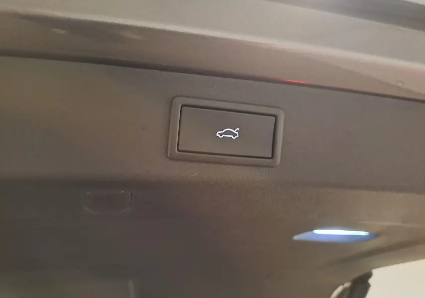 Bouton d'ouverture électrique du hayon visible en gros plan à l'intérieur du coffre du Skoda Kodiaq Gris Graphite.
