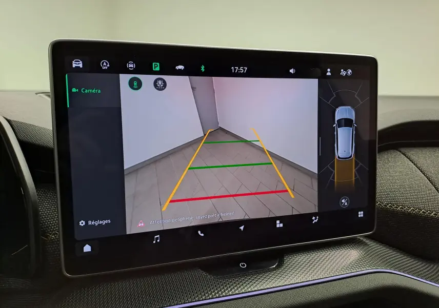 Écran tactile intérieur montrant la caméra de recul avec lignes de guidage colorées dans un Skoda Kodiaq gris graphite.