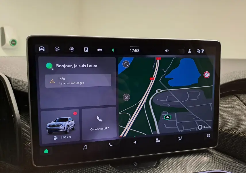 Écran tactile central du Skoda Kodiaq 2025 affichant navigation et assistant vocal dans un intérieur moderne.