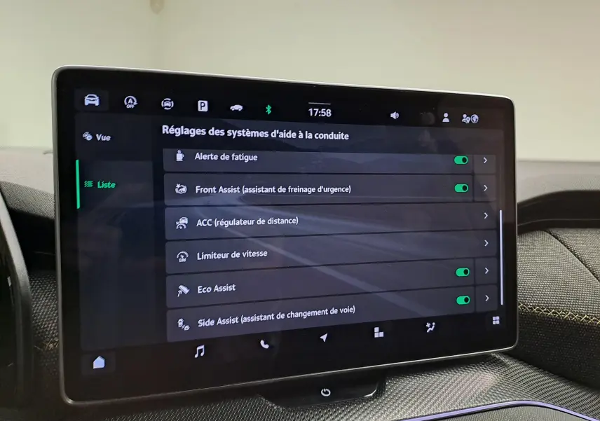 Écran tactile central du Skoda Kodiaq 2025 affichant les réglages des aides à la conduite dans l'habitacle.