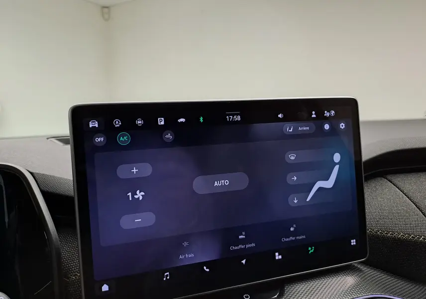 Écran tactile central du Skoda Kodiaq 2025 montrant les commandes de climatisation avec interface moderne.