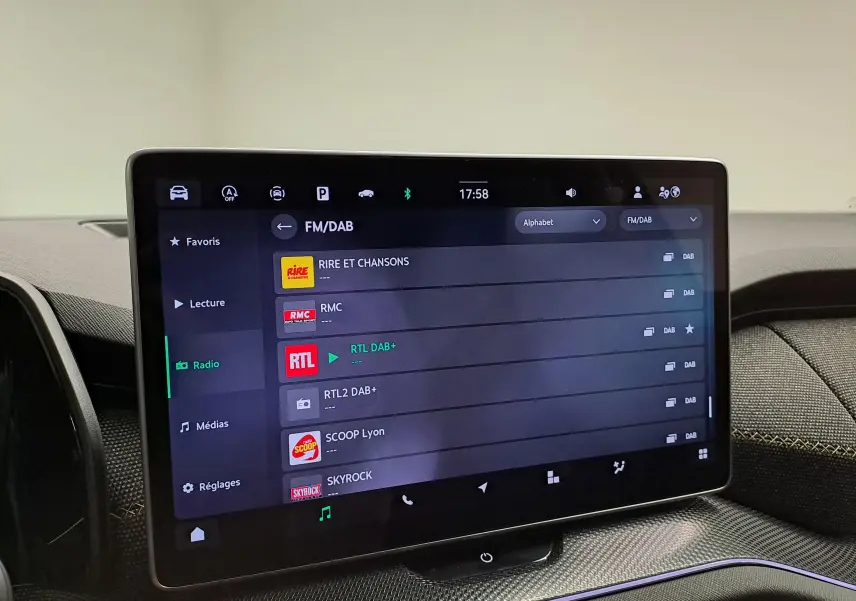 Écran tactile central du Skoda Kodiaq 2025 affichant la liste des radios FM/DAB avec interface moderne.