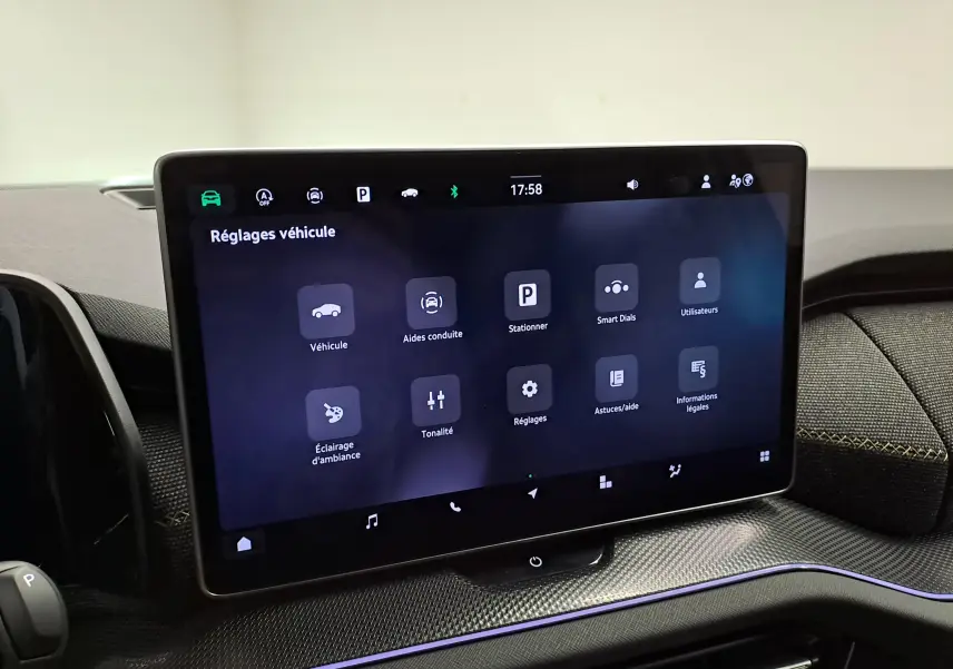 Écran tactile central du Skoda Kodiaq 2025 affichant les réglages véhicule, avec tableau de bord en finition gris graphite.