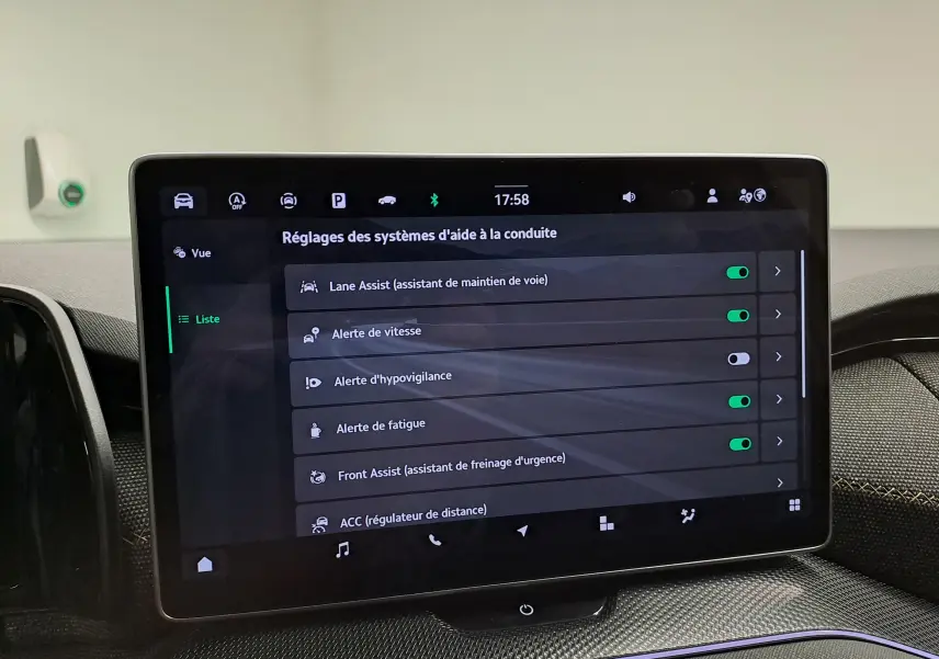 Écran tactile du système d'aide à la conduite dans l'habitacle du Skoda Kodiaq gris graphite, vue intérieure frontale.