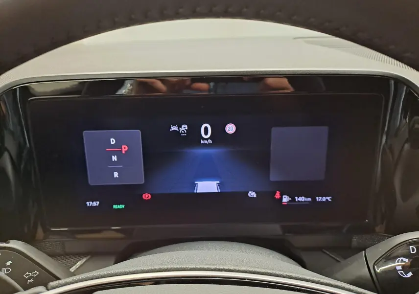 Affichage numérique du tableau de bord du Skoda Kodiaq gris graphite, vue frontale centrée sur l'écran de vitesse et mode de conduite.