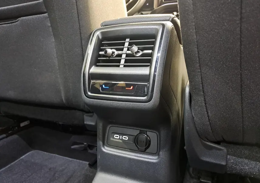 Vue rapprochée des aérateurs arrière et prises USB du Skoda Kodiaq 2025, intérieur tissu noir.