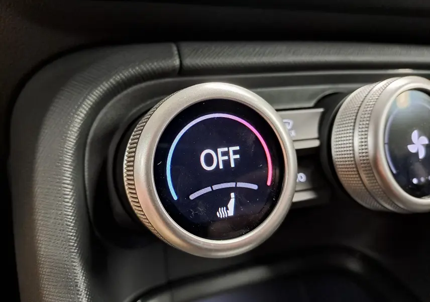 Gros plan sur le bouton de réglage de la climatisation du Skoda Kodiaq 2025, finition gris graphite, affichant "OFF".