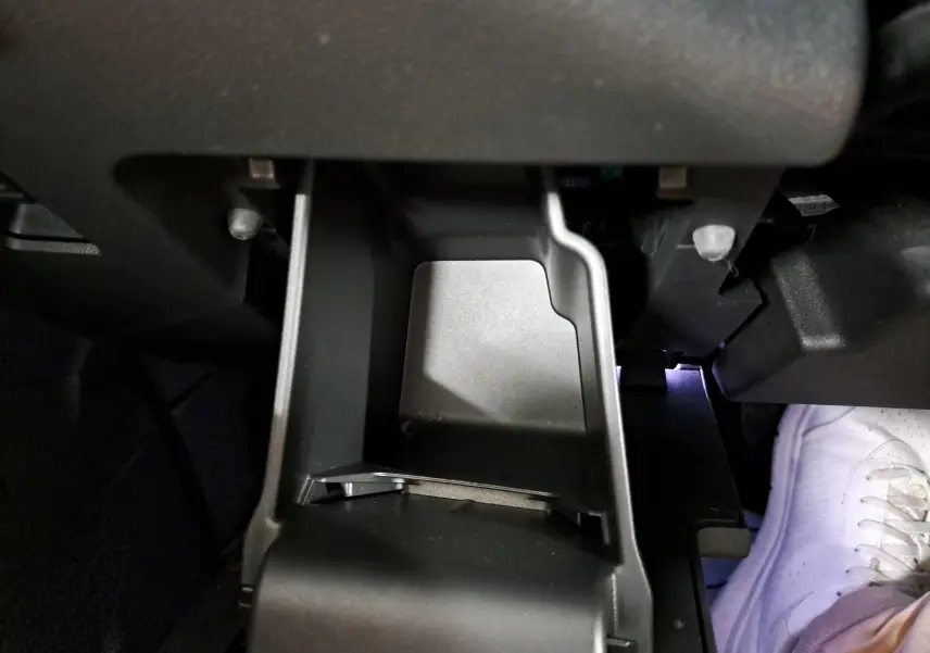 Gros plan sur le rangement intérieur ouvert sous le tableau de bord du Skoda Kodiaq gris graphite, côté passager.